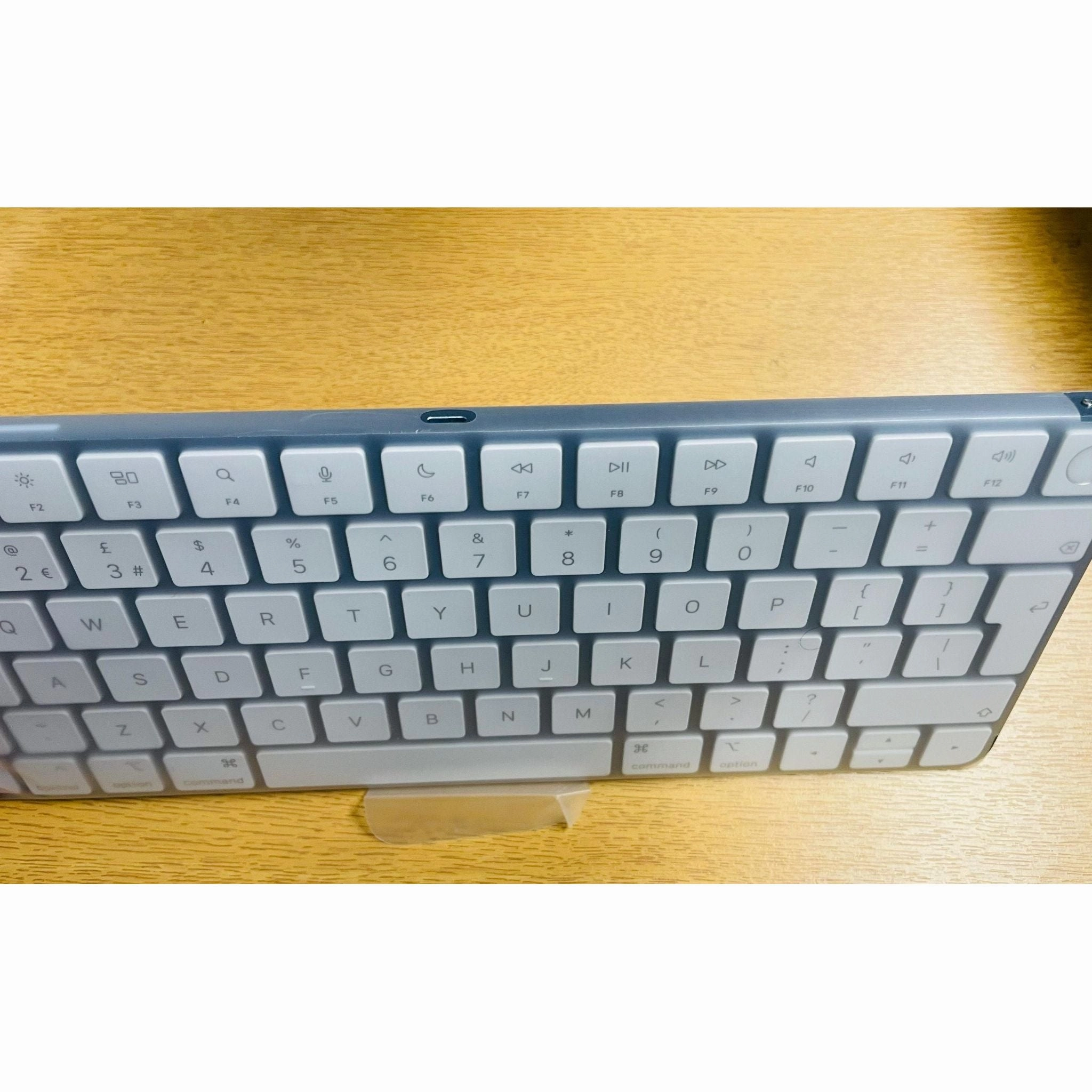 Apple Magic Keyboard with Touch ID C Bluetooth, Rechargeable, Compatible with Mac (Silicon), British English Layout, White Keys (No Box)