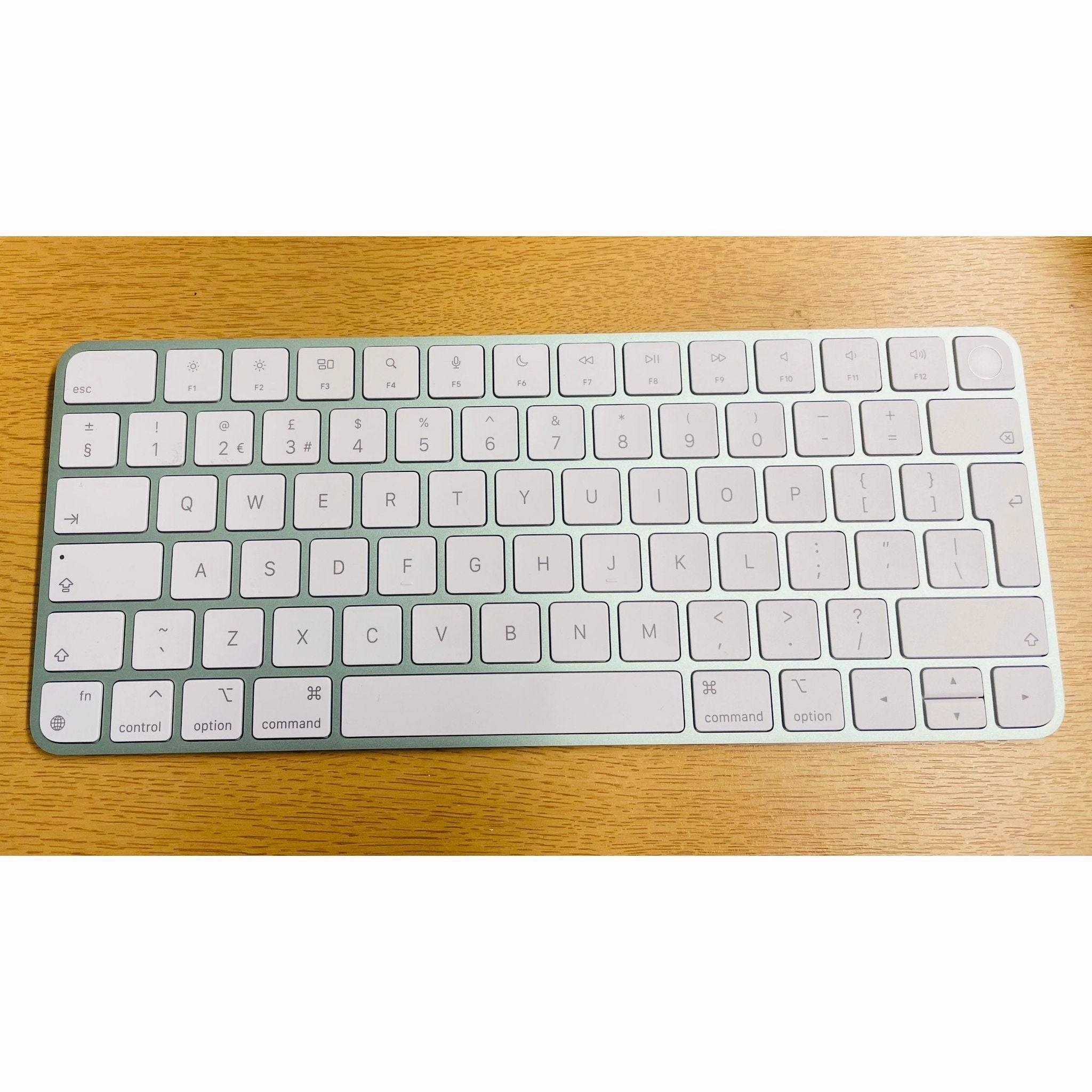 Apple Magic Keyboard with Touch ID C Bluetooth, Rechargeable, Compatible with Mac (Silicon), British English Layout, White Keys (No Box)
