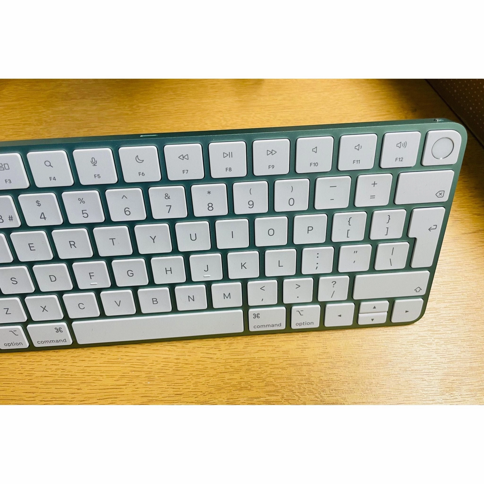 Apple Magic Keyboard with Touch ID C Bluetooth, Rechargeable, Compatible with Mac (Silicon), British English Layout, White Keys (No Box)