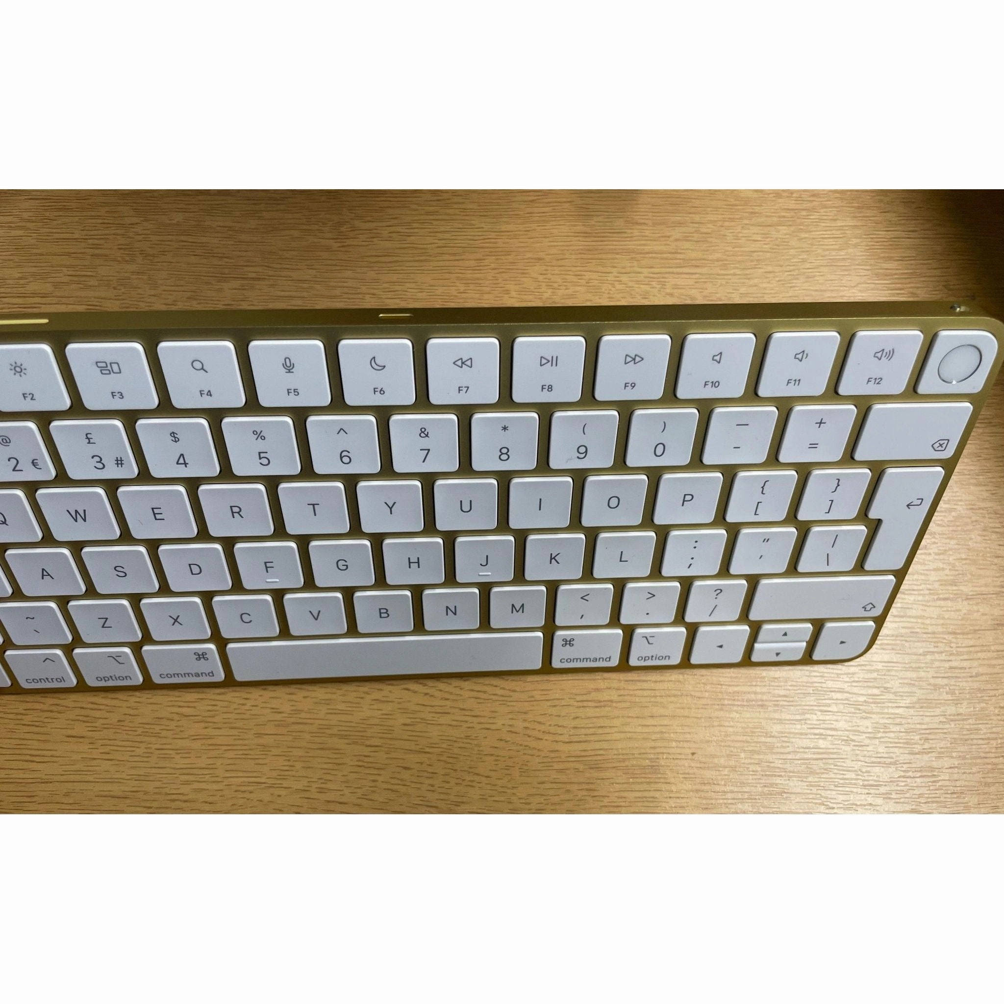 Apple Magic Keyboard with Touch ID C Bluetooth, Rechargeable, Compatible with Mac (Silicon), British English Layout, White Keys (No Box)
