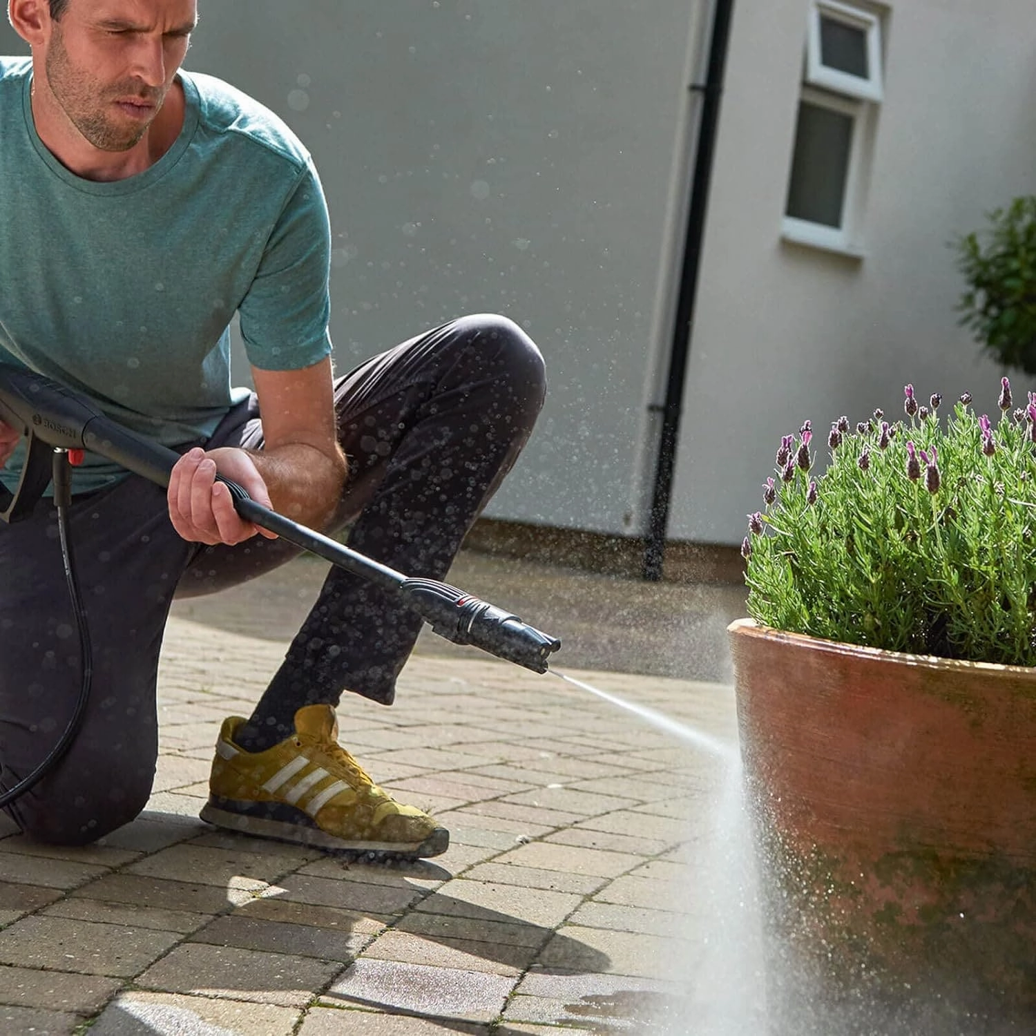 Bosch Home and Garden High Pressure Washer UniversalAquatak 135 - 1900 W, 135 Bar Pressure, 450 l/h Flow Rate, with 3-in-1 Nozzle, Detergent Nozzle, and Carrying Handle in Carton Packaging