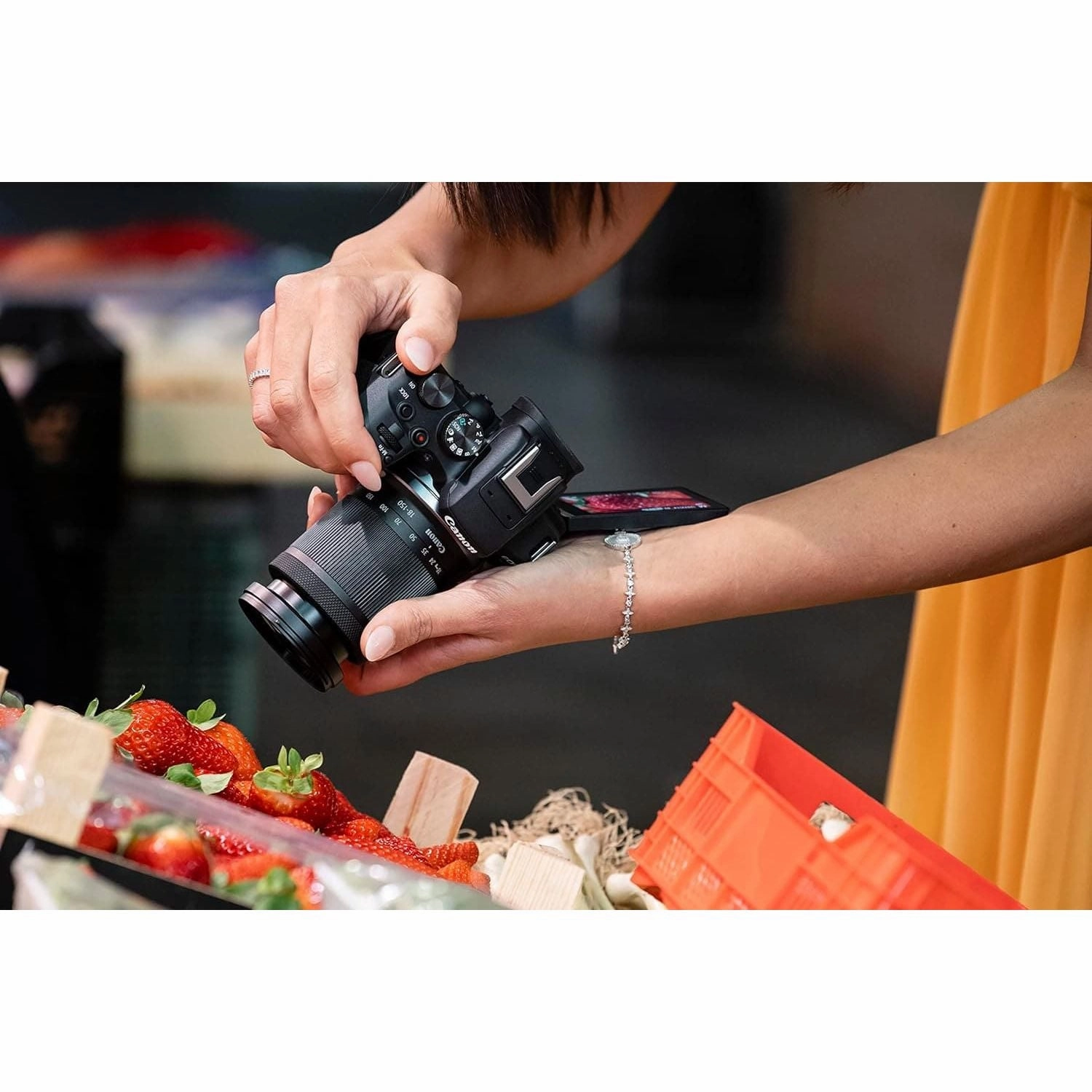 Canon EOS R10 Mirrorless Camera with 18-150mm Lens