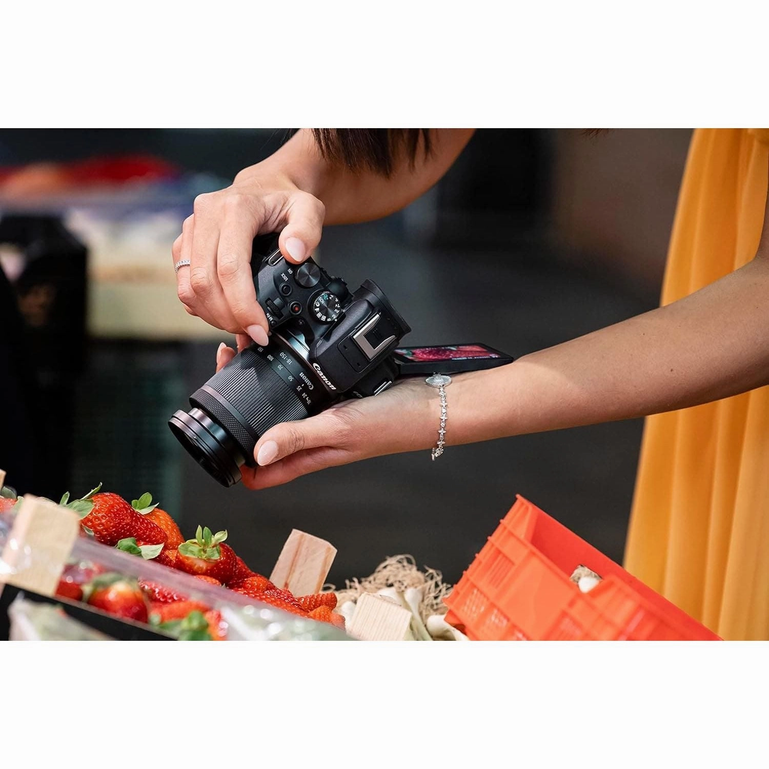 Canon EOS R10 Mirrorless Camera with 18-150mm Lens