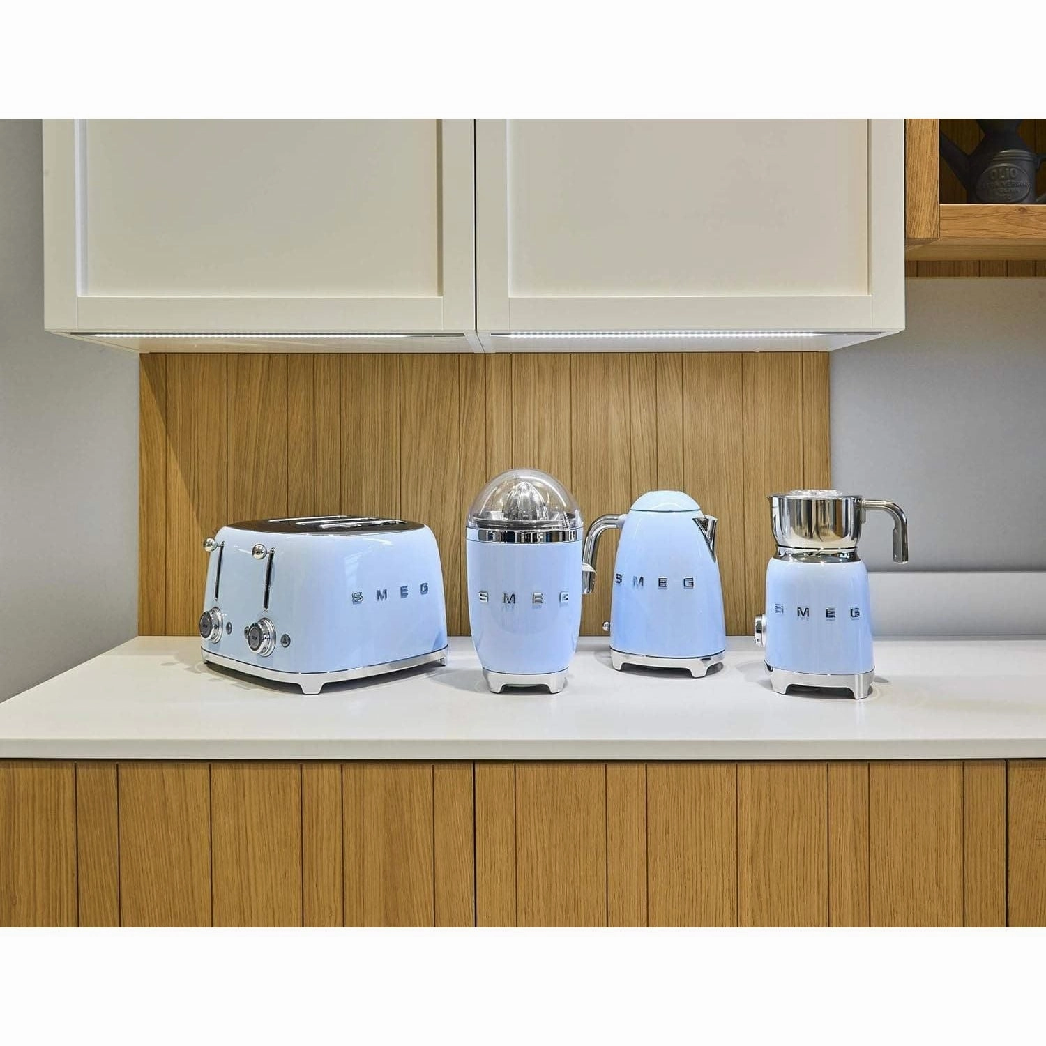 Smeg CJF01PBUK Retro 50's Style Citrus Juicer with Lid, Stainless Steel Reamer and Strainer, Anti-Drip Spout, Pastel Blue