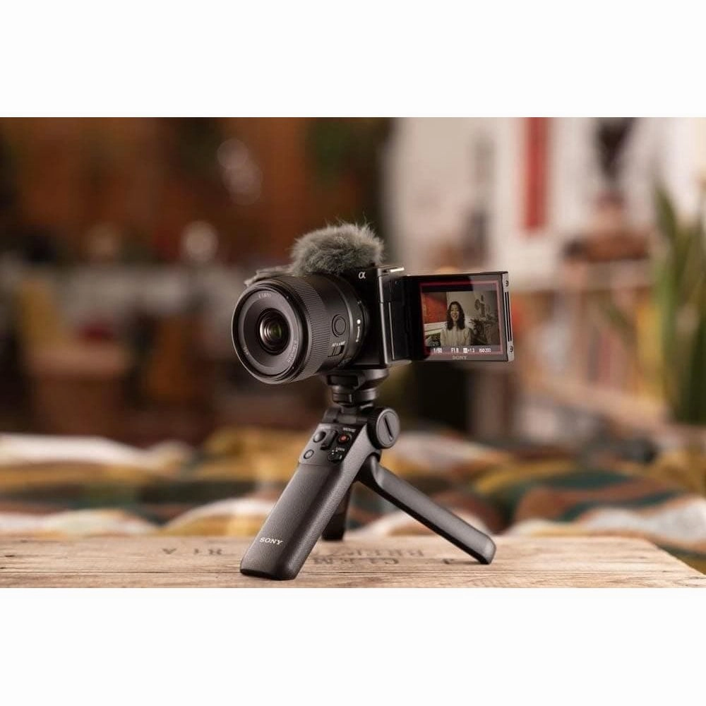 Sony E 11 mm F1.8 | APS-C Wide Angle Prime Lens (SEL11F18) Black