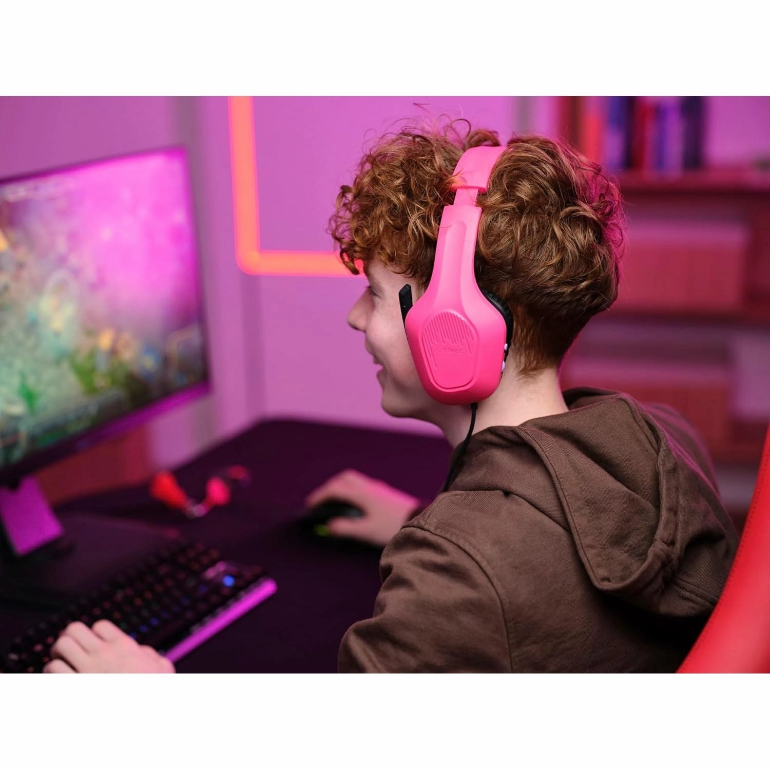 Trust Gaming GXT 415P Zirox Lightweight Over-Ear Gaming Headset, 50mm Drivers, 3.5mm Jack, Foldaway Mic, 2m Cable  Compatible with PC, Xbox, PS4, PS5, Switch, Mobile  Pink